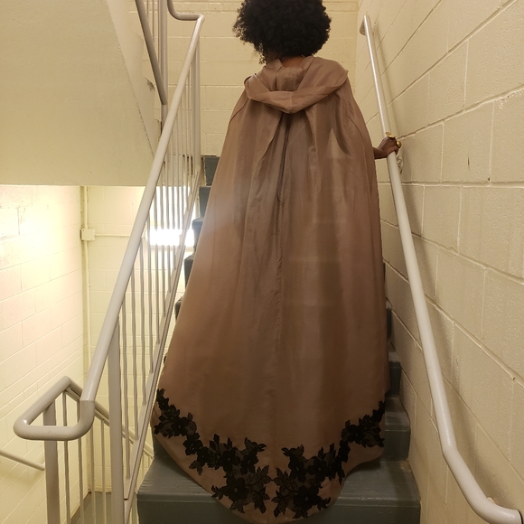 Pre-owned Cape - Picture 2 of 7